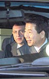 Gney Kore Cumhurbakan Roh Moo-hyu (nde sada), nisanda zmit Hyundai Assan fabrikasn ziyaret etmi ve Trkiyede yeni yatrm sinyalleri vermiti.