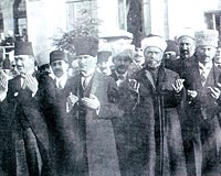 Atatrkn din adamlaryla da fotoraf var, Krt ileri gelenleriyle de... Ancak bunlar Kemalistlerin din ve Krt dostu olduu anlamna gelmiyor.
