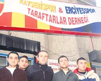 KARDELK TRKS Kayseri kentindeki futbolseverlerin kalpleri hem Kayserispor hem de Erciyesspor iin atyor. Ortak kurulan taraftarlar dernei, aslnda futbolun dostluk ve bar dolu aydnlk yznn yansmas...