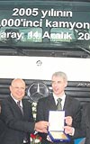 10 bininci kamyon, Mercedes-Benz Trkn CEOsu Jrgen Ziegler (sadan ikinci) tarafndan teslim edildi.