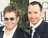 Elton John (solda) ve mstakbel ei David.