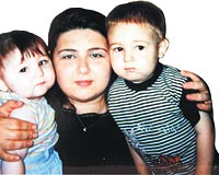 Minik Emir, annesi Nihal Aslan ve iki yandaki kz kardei Ecem ile birlikte...