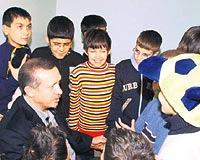 YUVAYI GEZDİ... Muğla Vali Hüseyin Aksoy Çocuk Yuvasında çocuklara hediyeler veren Erdoğan, il örgütünde de bir konuşma yaptı.