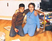 Cevat ve Dimitri... Komşu dairelerde büyüyen binlerce Türk ve Yunan çocuk gibi onlarda zamanlarını birlikte geçiriyor.