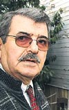 1983-87 yllarnda bakanlk yapan Zeki Yavuztrk, soyulduktan sonra villasna demir parmaklk yaptrd.