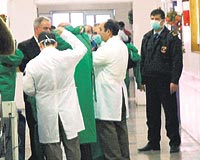 Ankaradan Vana gelen uzman heyet Yüzüncü Yıl Üniversitesi Araştırma Hastanesinde tedavi altına alınan hasta çocukları incelerken, Yoğun Bakım Servisindeki herkesin maske takması dikkat çekti.