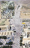 Kutsal kent Mekkeye binlerce hac aday akn etti.