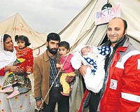 Depremzede Pakistanl Gilani ailesi adrkent sorumlusu Oktay Kola beraber.
