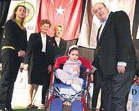 MUTLU ETTİ...   Çocuklara olan sevgisiyle tanınan Bakırköy Belediye Başkanı Erzen Çocukların mutluluğu hepimizin mutluluğudur dedi.