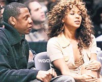 Beyonce ve sevgilisi Jay-Z, saha kenarnda ma izliyordu.