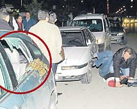 DAHA BR KA ADIM ATMITI K... Kapkalar cam krp antay alyor. Ancak bir metre bile uzaklaamadan sivil polise yakalanyor.