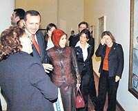 RESİMLERİ TEK TEK İNCELEDİ... Başbakan Erdoğan, eşi Emine Hanım ve Güler Sabancı ile resimleri incelerken, Müze Müdürü Nazan Ölçerden bilgi aldı. Müzenin 100 bininci ziyaretçisi olan Ayşegül-Sarper Çağatay çiftine çiçek verdi. 