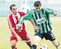 8 AY SONRA SAHADA Kocaelisporlu Ali en Kandil 8 aylk cezasnn ardndan Antalya mayla sahalara dnd. Baarl bir futbol ortaya koyan Ali en, buna ramen takmn galibiyete tayamad.