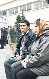 Baba Mehmet Deveci ve anne Sat Deveci hastane nnden ayrlmyor.