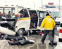 Cesetlerin etrafa sald kazada halk otobs ofr Celal Bokurtun (solda) burnu bile kanamad. Bozkurt yolda tuzlama yapan kamyonu sulad.