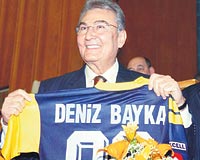 FORMASINI ALDI... Baykal Mecliste ziyaret eden Ankaragc yneticileri 06 Deniz Baykal yazl forma hediye ettiler.
