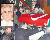 Mmtaz Sevinin cenazesi Tevikiye Camisinde klnan le namaznn ardndan alklar eliinde araca konup Adanaya gnderildi.