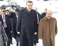 Babakan Erdoan, ei Emine Erdoan ve Maliye Bakan Unaktanla birlikte Davosa geldi.