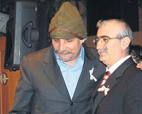 ENVERYE HEDYE ETT.... Gecede sanat Zara da bir konser verdi. Prof. Snmez ise Hasan Kaana Sarkamtaki askerlerin takt Enveriye apkasn hediye etti. 