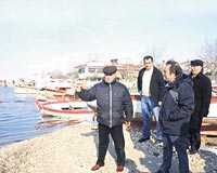 YERNDE NCELEDLER... Bykekmece Belediye Bakan Dr. Hasan Akgn ve Jeoloji Mhendisi Do Dr. Ouz Gndodu, su ekilmelerini inceledi.