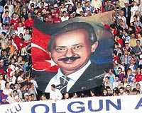 TE OLAY POSTER Avni Aker tribnlerine alan Haluk Ulusoy posteri, tartmalara yol am, Hamza Msrn defteri drlmt.