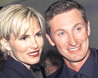Gretzkynin aktrist ei Janet Jonesun, basketbol ve futbola byk bahis oynad syleniyor.