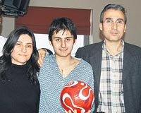 Salna kavuan Melih, ailesi, doktorlar ve ok sevdii futbol topu ile poz verdi.