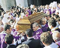 KARDNAL RUN START VERD.... Santoronun cenaze trenini yneten Kardinal Ruini, azizlie ilk adm olan (beatificazione) kutsal insan ilan etme srecinin balatlacan aklad.
