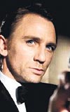 NGLZLERN YEN CASUSU... CRAIG Unutulmaz film serilerinin banda gelen James Bond karakteri, Pierce Brosnan yllar sonra emekli etti. Artk Kralie adna lkesine hizmet edecek 007, sarn aktr Danile Craig...