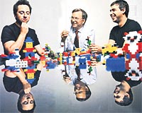 PATRONLARIN LEGO KEYF.... irket CEOsu Eric Schmidt (ortada) ve Googlen kurucular Sergey ile Larrynin (sada) favori oyunu lego. 