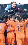 HIZLI BALADILAR.... Trabzonsporlu futbolcular, hzl baladklar mata 5 ve 20 dakikada attklarla gollerle Denizliyi ok ettiler.