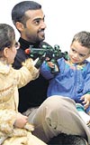 ki yandaki Thair Nasser, hastaneye giderken yedi yandaki Safa Ahmede dorulttuu oyuncak silah ile adeta savan onlarda brakt izleri gsteriyor.