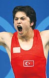 DAMGA VURDU!.... Macar ekii Adrian Annus, 2004 Atina Olimpiyatlarnda doping skandallarndan birine imza atmt... Annus, kontrollere yapay penisle girmekle sulanmt...