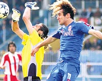Antalyaspor ligde iki hafta sonra galip geldi. Daha nce oyuncusu Onuru tartaklad iin tepki eken Ylmaz Vural, bu kez gol atan Kaan Dobray tebrik etti.