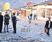 DRT AYDA 18 BOMBALAMA OLDU.... Savc Ferhat Sarkayann kamu grevlilerini yasal snrlarn dna kmakla sulad emdinlide drt ay iinde 18 bombalama oldu. PKK bunlardan sadece ikisini stlendi.