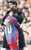 TESELL VERD... Barcelona Teknik Direktr Rijkaard, 25. dakikada sakatlanan ilk man yldz Lionel Messiyi byle teselli etti.