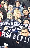 Dn nn Stadndaki Beikta tribnleri milletleraras bir ma andryordu sanki... Alman seyirciler, uzakdoulular ve bir grup siyahi futbolsever Kartala destek verdi.