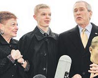 Bush, McElwain iin (ortada) Hikyesiyle herkesi etkileyen gen dedi.
