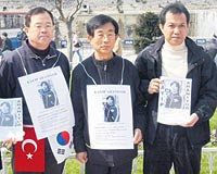 stanbulun merkezi yerlerini 80 kiilik Gney Koreli grupla birlikte dolaan baba Lim (ortada), iki haftadr kayp olan olunu el ilanlaryla bulmaya alyor.
