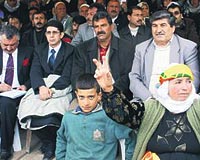 ŞANLIURFA  Şanlıurfada kutlamalara Öcalanın kardeşi Mehmet Öcalan da (ortada) katıldı. 