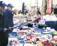 Zabıta ekipleri Maltepedeki günlük semt pazarlarında Ne alırsan 1 YTL sloganıyla satış yapan 17 Çin pazarı tezgahını kaldırdı.