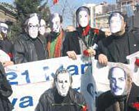 Bir grup şiir dostu, ünlü şairlerin maskelerini takarak İstiklal Caddesi boyunca şiir dağıttı.