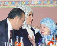 YAŞLILARLA YEMEK YEDİ Başbakan Erdoğan ve eşi Emine Erdoğan, Seyranbağları Huzurevini, Yaşlılar Haftası dolayısıyla ziyaret etti, huzurevi sakinleriyle akşam yemeği yedi. 