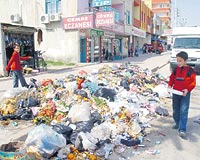 ÖNLEM DİYE ÇÖP BİDONLARI TOPLANMIŞ- Mersinde çöp bidonları, barikat olarak kullanılabileceği gerekçesiyle toplanmış. Bu yüzden, yollar çöpten geçilmiyordu.