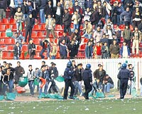 26 ubatta Atatrk Stadnda Diyarbakrsporlu taraftarlarn sahaya girmesi sonucu kulp 3 ma seyircisiz oynama cezas almt. Diyarbakr kenti dn de terristlerin cenazesi sonras kart. 