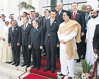 ARAP ALESݒYLE FOTORAF Babakan, Arap Ligi Zirvesi ncesinde, tm liderlerle aile fotoraf ektirdi. Fotorafta Erdoann bir yannda Libya Lideri Muammer Kaddafi, dier yannda Suriye Devlet Bakan Baar Esad yer ald.