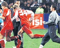 KARA GN... Ma sonras kan olaylar nedeniyle Trkiyeye de 6 ma seyircisiz ve d sahada oynama cezas verilmiti.