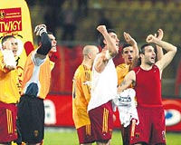 Galatasarayl futbolcular ma sonras galibiyet sevincini taraftarlaryla paylat.