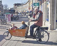 NDE OCUKLAR, ARKADA ANTA.... Hollandallarn ncelikli ulam arac ve gnlk yaamn bir paras haline gelen bisikletlerde, ihtiyaca gre ok eitli yeni modeller gelitiriliyor.