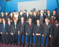 FOTORAFTA SADECE ERKEKLER VAR...   Babakan Erdoan ve Cumhurbakan Sezer, konferansa katlan delegelerle toplu fotoraf ektirdi.